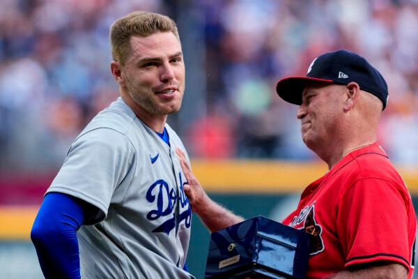 Los Angeles Dodgers first baseman Freddie Freeman receives his World Series championship ring from Atlanta Braves manager Brian Snitker (43) before a baseball game, in Atlanta, on June 24, 2022. (AP Photo/Butch Dill)