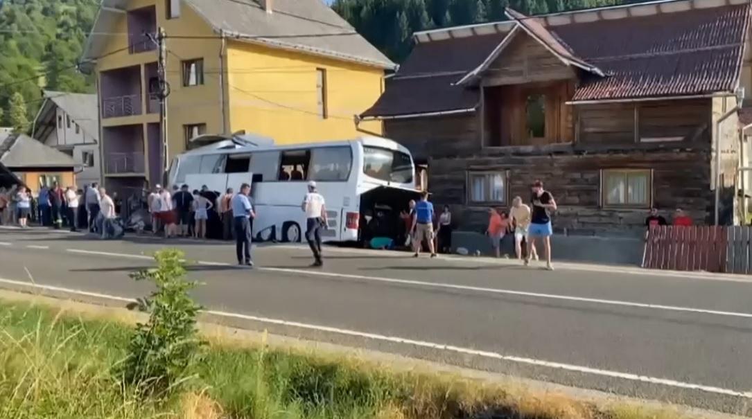 A damaged bus that crashed into a house in the northern Romanian town of Moisei on June 5, 2022, in a still from video. (PROTV via AP/Screenshot via The Epoch Times)