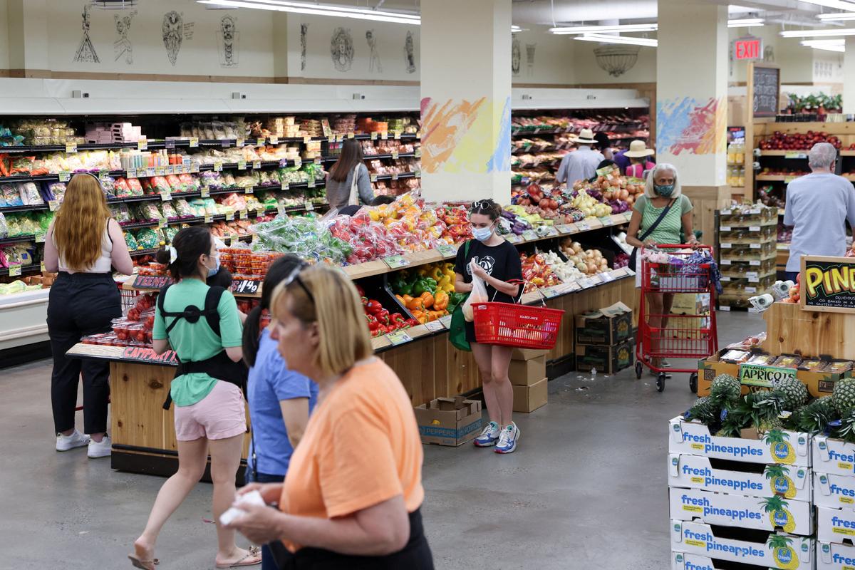 People shop in a supermarket as inflation affected consumer prices in Manhattan, New York City on June 10, 2022. (Andrew Kelly/Reuters)