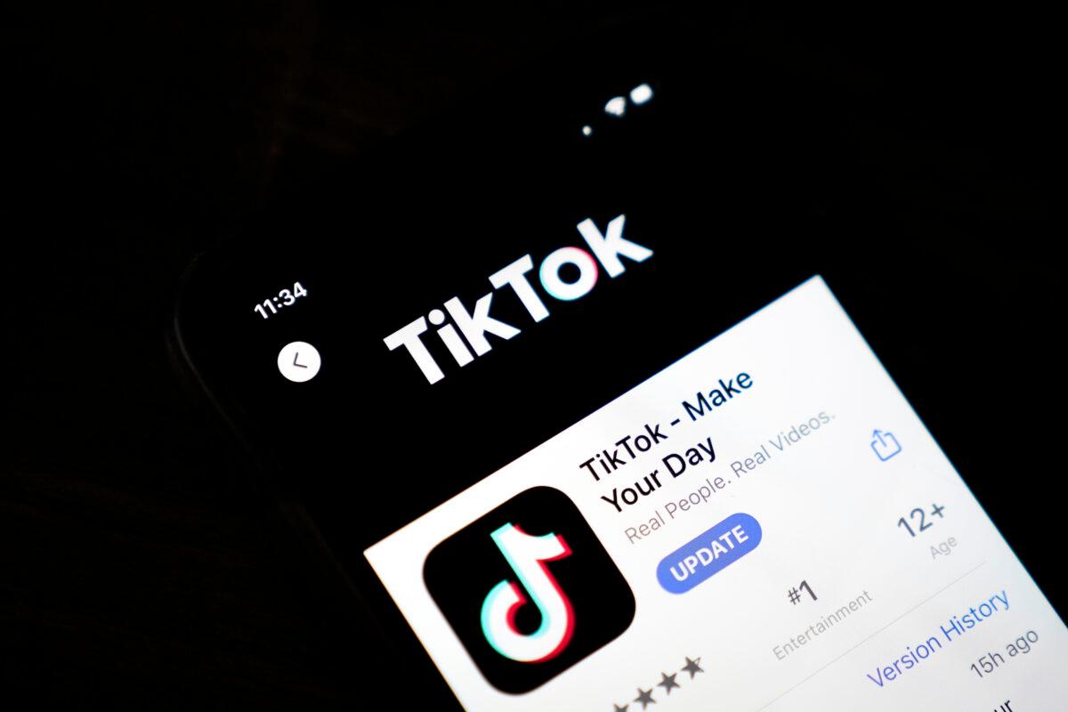 The download page for the TikTok app is displayed on an Apple iPhone in Washington, on Aug. 7, 2020. (Drew Angerer/Getty Images)