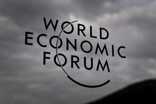 Se ve un cartel del Foro Económico Mundial (FEM) en el Centro de Congresos de Davos durante la reunión anual de la organización en Davos, Suiza, el 23 de mayo de 2022. (Fabrice Coffrini/AFP vía Getty Images)