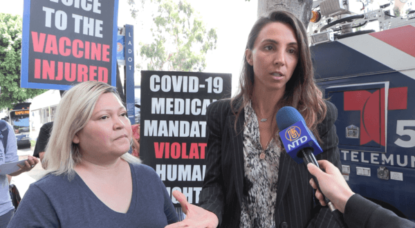 Maribel Duarte (left) is suing the Los Angeles Unified School District. She held a press conference on July 27 with her attorney Nicole Pearson (right). Duarte complained that her son was bribed by the school to take COVID-19 vaccination without her consent, and is now suffering side effects. (NTD TV)