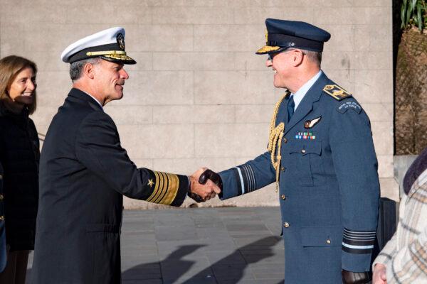 The Chief of the New Zealand Defence Force Air Marshal Kevin Short (R) welcomes U.S. Admiral John C. Aquilino, commander of the U.S Indo-Pacific Command, in Wellington, New Zealand, on Aug. 1, 2022. (U.S. Embassy & Consulate in New Zealand)