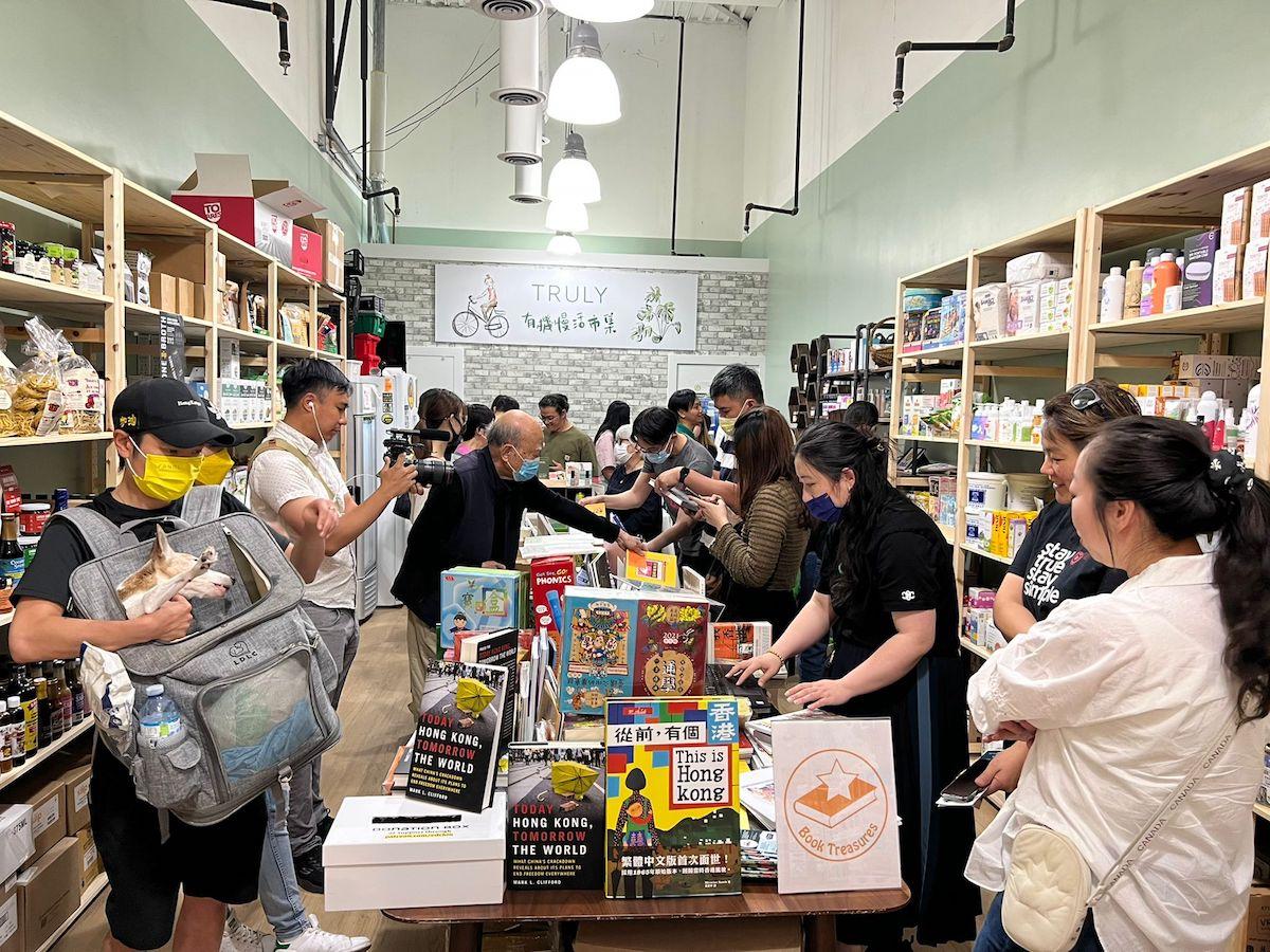 Toronto’s Hongkongers Book Fair cum Art Creations Marketplace drew crowds of Hong Kong immigrants. (Courtesy of Mavis Fung)
