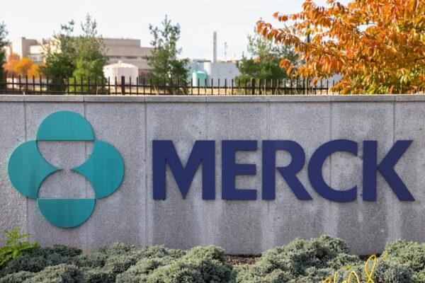 Study Links Merck's COVID-19 Antiviral Pill to Mutated Strains | USNN World News Signage is seen at the Merck & Co. headquarters in Kenilworth, N.J., on Nov. 13, 2021. (Andrew Kelly/Reuters)