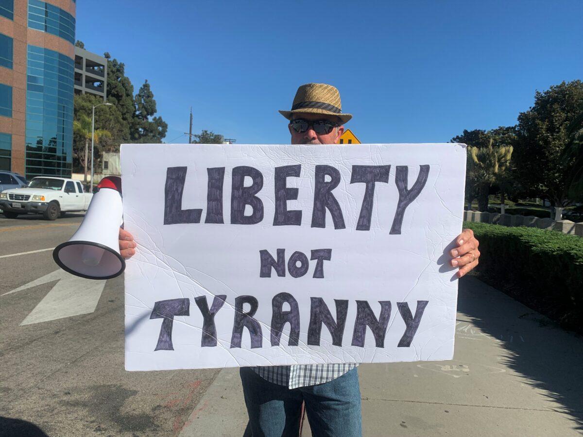 Protestors gathered in front of the Federal Building in Los Angeles on Aug 13 to voice anger over FBI’s Mar-a-Lago raid. (Linda Jiang/The Epoch Times)