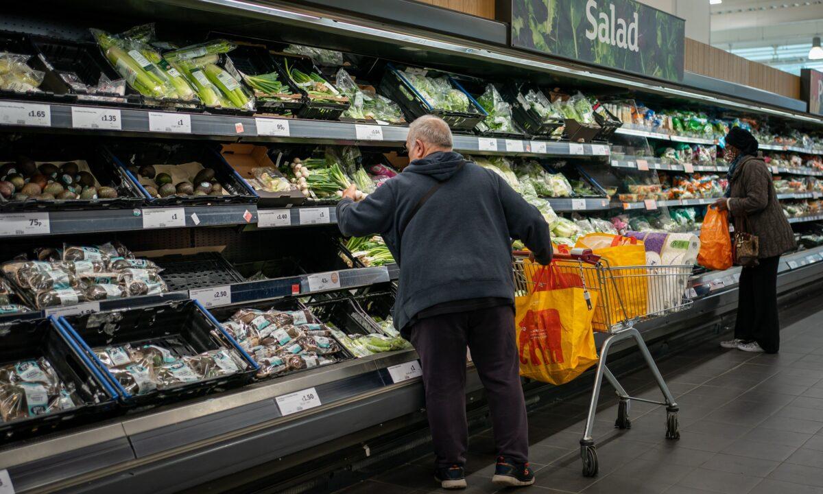 Shoppers in a supermarket in the UK on Oct. 15, 2021. (Aaron Chown/PA Media)