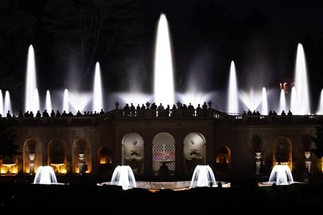 Similar to a fireworks display, rolling choreographed fountain performances ignite the space during the evening at the Main Fountain Garden. (Courtesy of J.H.Smith/Cartiophotos)