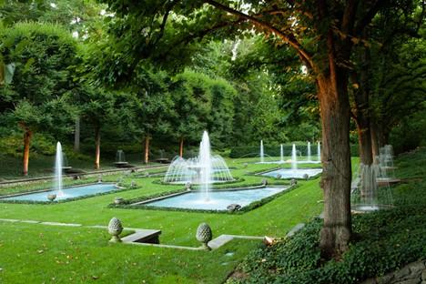 The calm atmosphere of the broad, open Italian Water Garden becomes more apparent with the juxtaposition of the surrounding, naturally growing forest. The rows of Linden trees and pedestal fountains act to transition between the two. (Courtesy of J.H.Smith/Cartiophotos)