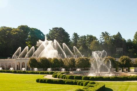 The broad, open lawns and formal gardens create a calm atmosphere, providing further emphasis on the energetic and artful fountain displays at the Main Fountain Garden. (Courtesy of J.H.Smith/Cartiophotos)