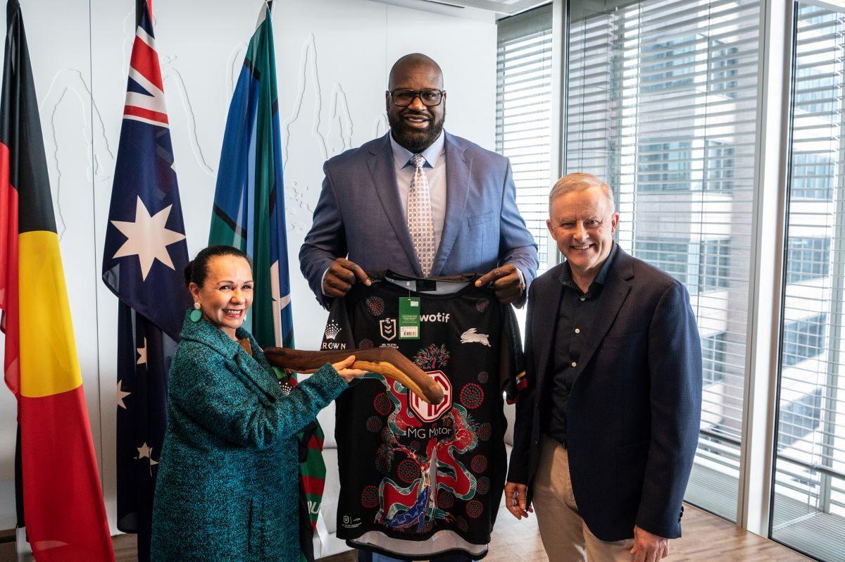 Australian Prime Minister Anthony Albanese (R), Minister for Indigenous Australians Linda Burney (L), and former NBA star Shaquille O’Neal exchange gifts before a press conference in Sydney, Australia, on Aug. 27, 2022. (AAP Image/Pool, Flavio Brancaleone)