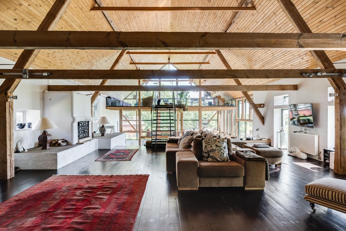 The brilliant contrast of rustic charm highlighted with chic elegance creates an interesting, welcoming atmosphere. (Courtesy of Sweden Sotheby’s International Realty)