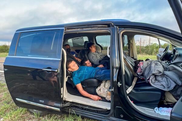 A vehicle containing six illegal immigrants is stopped by Galveston Lt. Constable Paul Edinburgh as they were being smuggled from the U.S.–Mexico border by a couple from Oklahoma, in Kinney County, Texas, on Aug. 28, 2022. (Charlotte Cuthbertson/The Epoch Times)