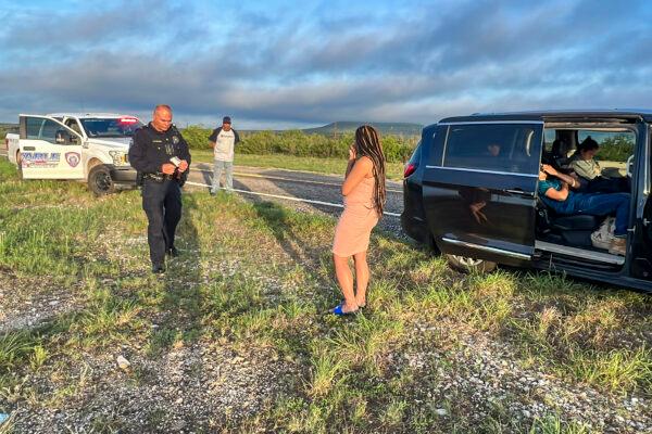 Galveston Lt. Constable Paul Edinburgh arrests a couple from Oklahoma for smuggling six illegal immigrants from the U.S.–Mexico border, through Kinney County, Texas, on Aug. 28, 2022. (Charlotte Cuthbertson/The Epoch Times)