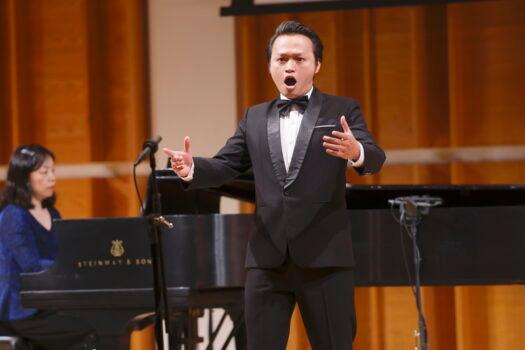 Male division silver award winner tenor The Tung Lam from Vietnam. (Zhenli Lian/Epoch Times)