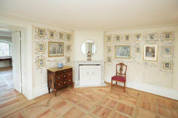 The king once owned 80,000–100,000 prints and drawings. The Royal Collection of Prints can now be seen in the White Pavilion. In this room the pictures are displayed on a wall of delicately painted flowers. (Royal Lazienki Museum)