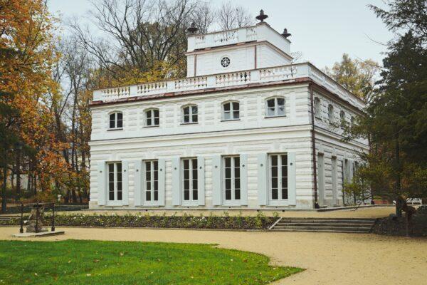 In 1774, King Stanislaw August built the White Pavilion as a summer villa with a simple classical design topped with a balustrade. The first Polish classical grotesques decorate the walls inside.   (Royal Lazienki Museum)