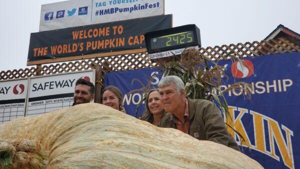 Steve Daletas (far R) poses with his second-place pumpkin. (David Lam/NTD)
