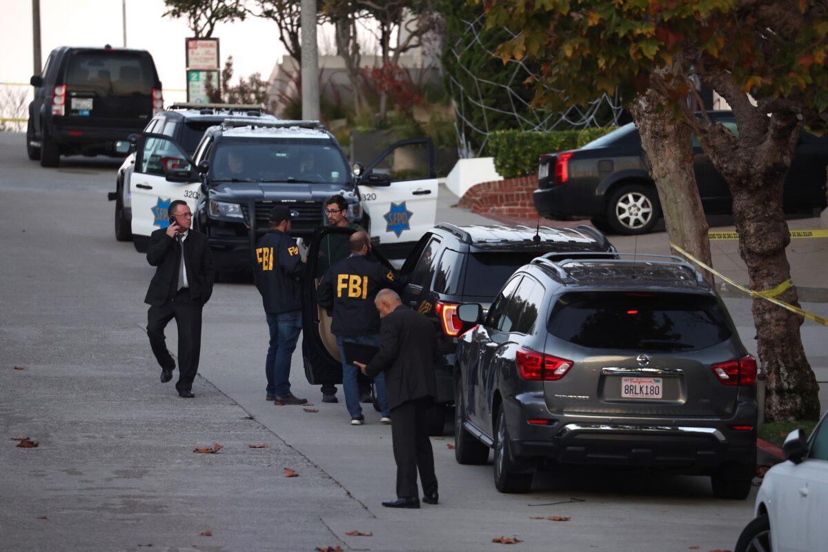 San Francisco police officers and FBI agents outside the Pelosi residence in San Francisco, Calif., on Oct. 28, 2022. (Justin Sullivan/Getty Images)