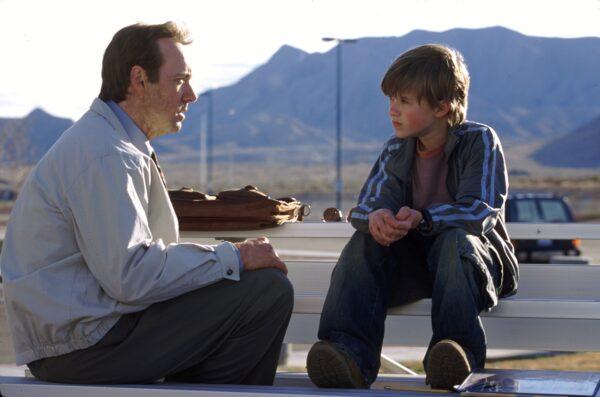 Eugene Signoret (Kevin Spacey, L) talks with Trevor McKinney (Haley Joel Osment) about the boy's idea to make a difference in the world. (MovieStillsDB)