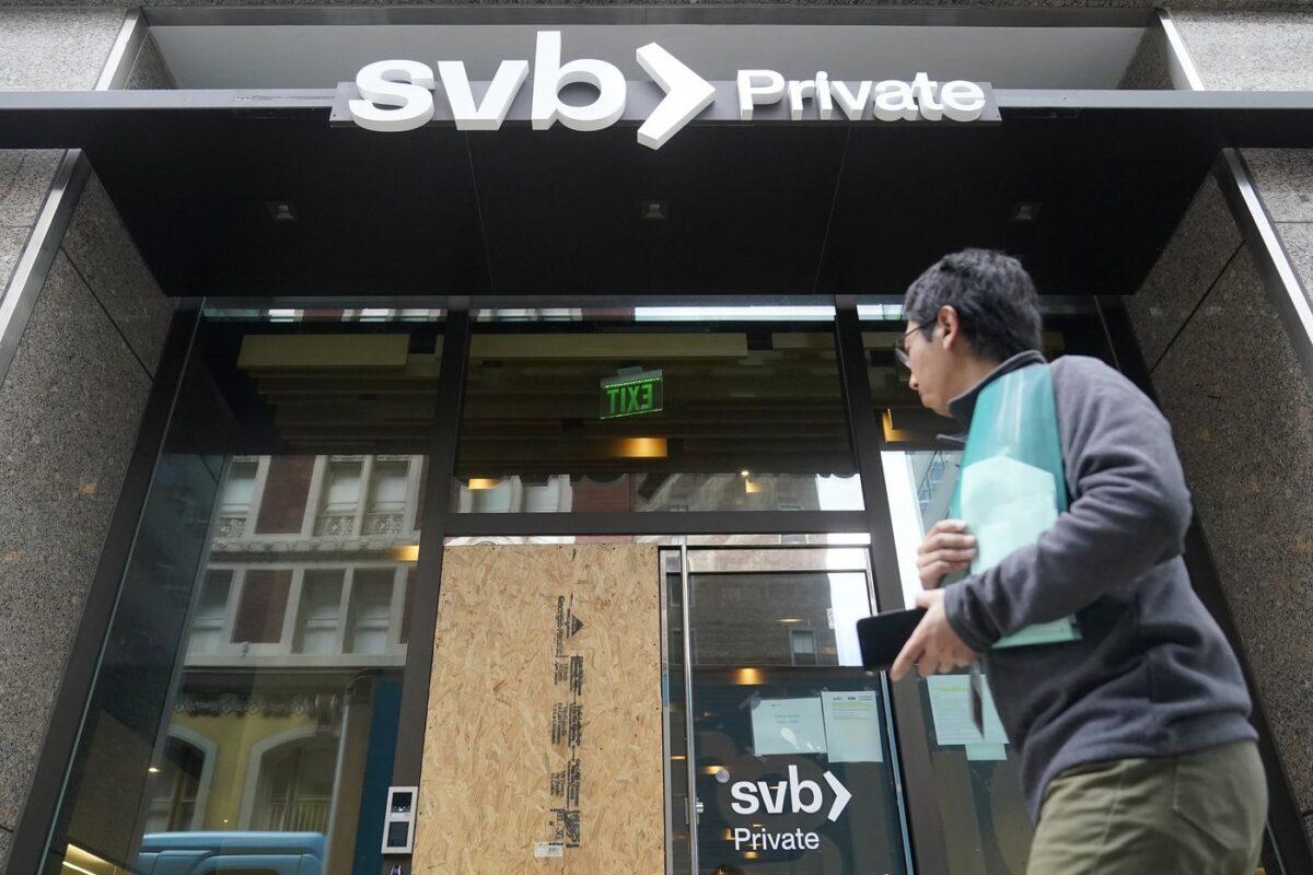 A pedestrian passes a Silicon Valley Bank Private branch in San Francisco, on March 13, 2023. (The Associated Press/Jeff Chiu)