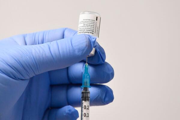 FDA Responds to Reports of DNA Contamination in COVID Vaccines | USNN World News A health worker uses a needle and a vial of Pfizer-BioNTech COVID-19 vaccine to prepare a dose at a vaccination health centre in a file photo. (Justin Tallis/AFP via Getty Images)