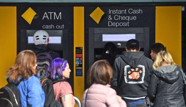 Lidé stojí ve frontě na bankomaty před pobočkou Commonwealth Bank v Melbourne 8. srpna 2018. (William West/AFP přes Getty Images)
