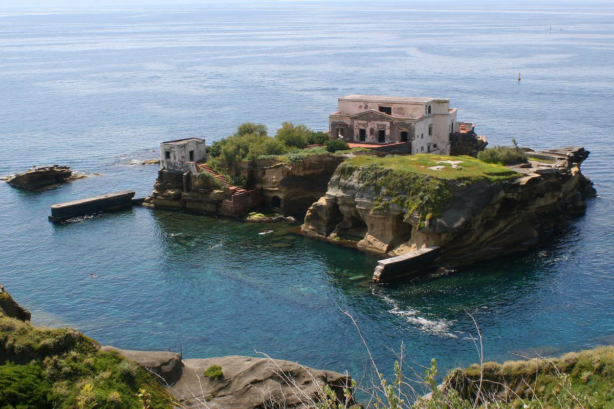 Gaiola Island (or Isola della Gaoila) off the coast of Naples, Italy. (Fotolisi/Shutterstock)