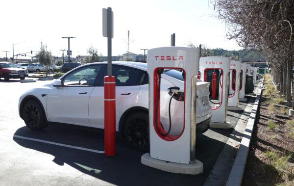 Un sito di sovralimentazione Tesla a San Rafael, in California, il 15 febbraio 2023. (Justin Sullivan/Getty Images)