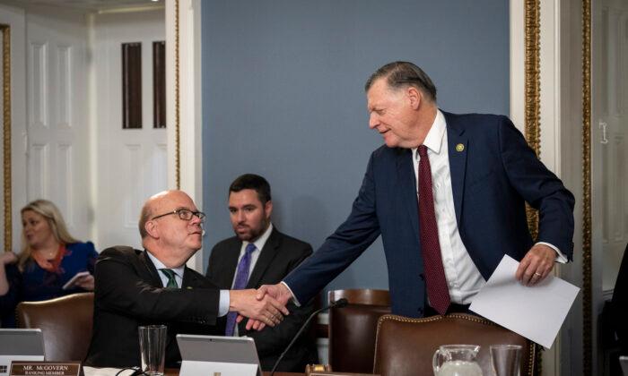 (L-R) House Rules Committee ranking member Rep. Jim McGovern (D-Mass.) shakes hands with committee Chairman Tom Cole (R-Okla.) in Washington on May 9, 2023. (Drew Angerer/Getty Images)