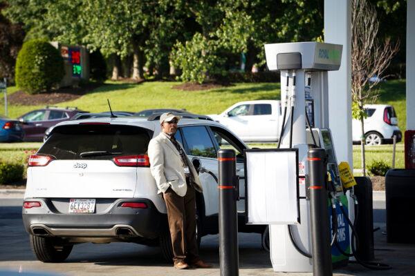 Oil Prices Rise After Saudi Arabia Cuts Output | USNN World News A man uses a gas station in Columbia, Md., on May 17, 2023. (Madalina Vasiliu/The Epoch Times)