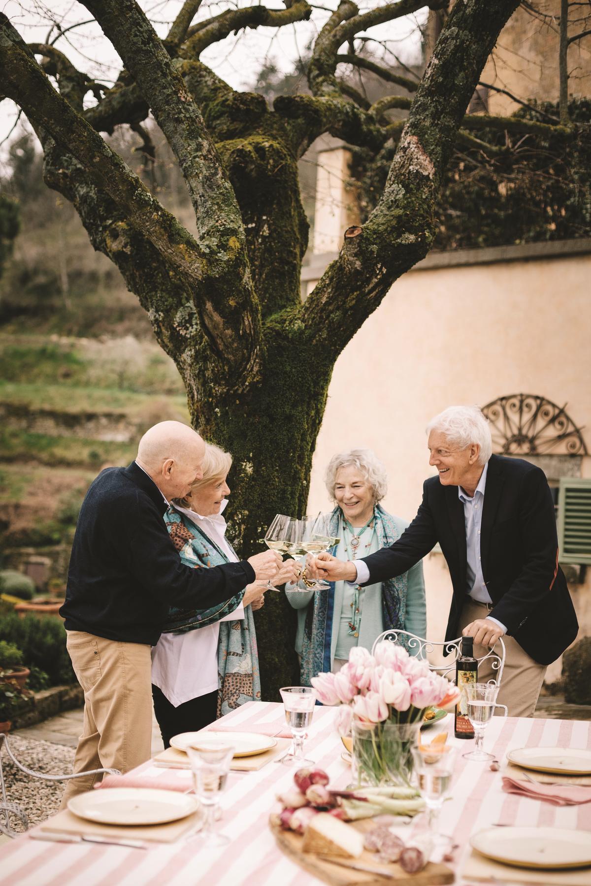 Gravely and her husband, Bill (L), toast with their friends and kindred spirits Frances and Ed Mayes. (Infraordinario Photo)