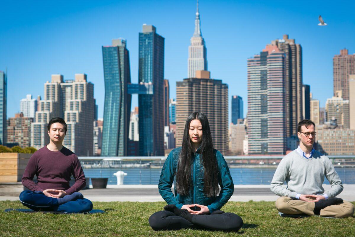 Practitioners of Falun Gong meditate at Hunter's Point in Queens, N.Y., on April 4, 2017. (The Epoch Times)