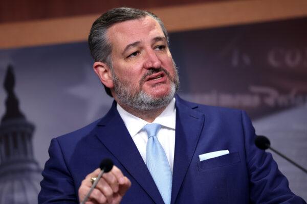 El senador Ted Cruz (R-Texas) habla sobre la política de inmigración del Título 42 en Washington, el 3 de mayo de 2023. (Kevin Dietsch/Getty Images)