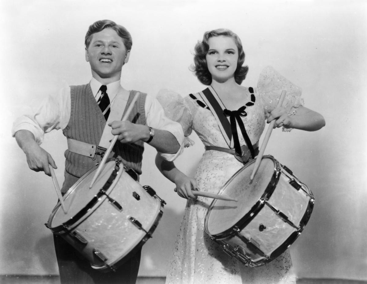 Jimmy Connors (Mickey Rooney) and Mary Holden (Judy Garland) star in a musical story about a young man's aspirations to have a band. (MovieStillsDB)