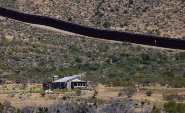 Robert F. Kennedy Jr. Makes Case for Finishing Border Wall | USNN World News A border wall area outside of Yuma, Arizona, on May 18, 2023. (John Fredricks/The Epoch Times)