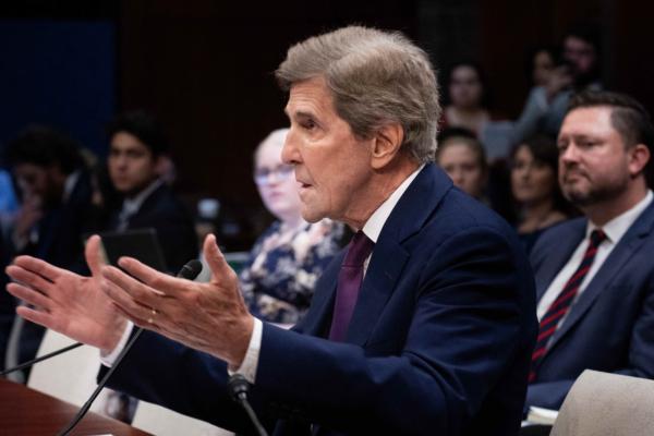 L'inviato statunitense per il clima John Kerry testimonia durante un'audizione della sottocommissione per la supervisione e la responsabilità della Camera a Washington il 13 luglio 2023. (Brendan Smialowski/AFP tramite Getty Images)