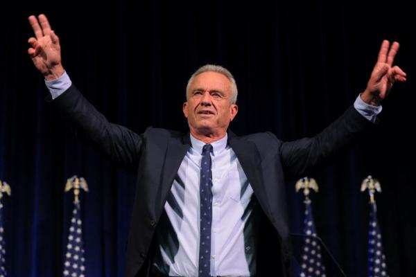 Armed Man Posing as Federal Agent Arrested at RFK Jr. Event in Los Angeles | USNN World News Democratic presidential candidate Robert F. Kennedy Jr. waves to the audience after delivering a foreign policy speech at St. Anselm College in Manchester, N.H., on June 20, 2023. (Brian Snyder/Reuters)