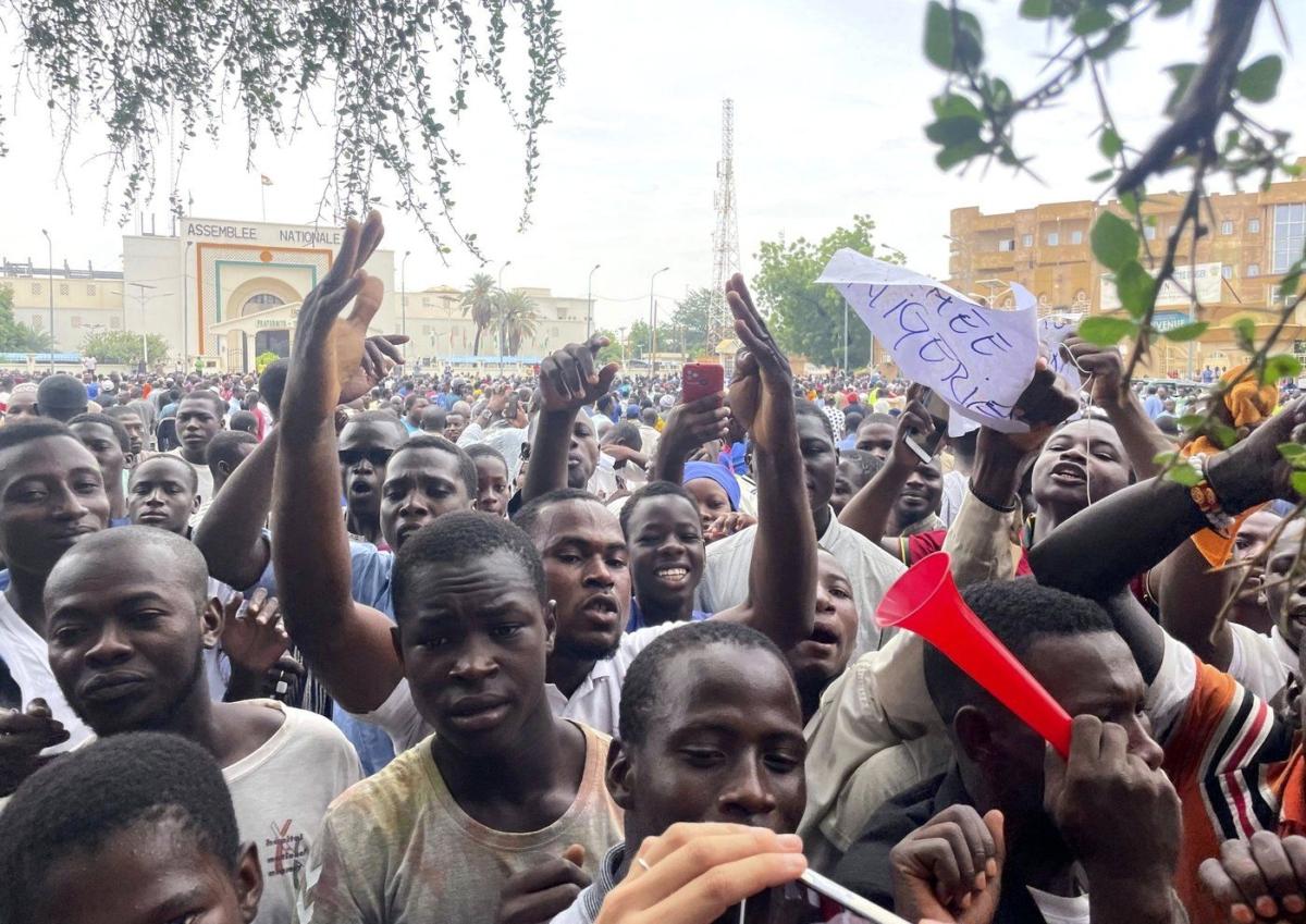 Supporters of mutinous soldiers demonstrate in Niamey, Niger, on July 27, 2023. (The Canadian Press/AP-Sam Mednick)