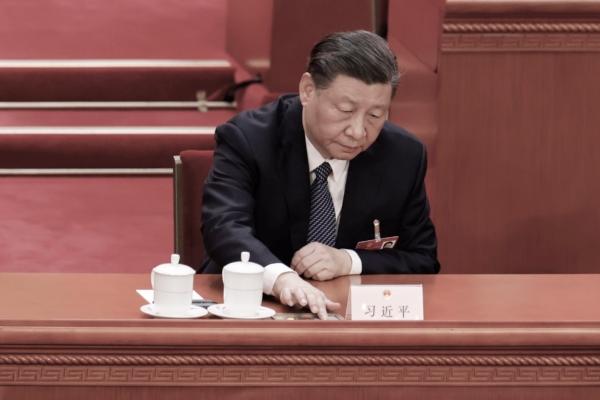2023年3月12日，中國首都北京，中公黨魁習近平在全國人民代表大會第五次全體會議開幕式上按下表決按鈕。（Lintao Zhang/Getty Images）