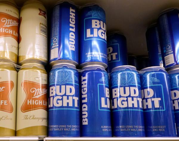 Bud Light, fabricado por Anheuser-Busch, se encuentra en el estante de una tienda en Miami, Florida, el 27 de julio de 2023. (Joe Raedle/Getty Images)