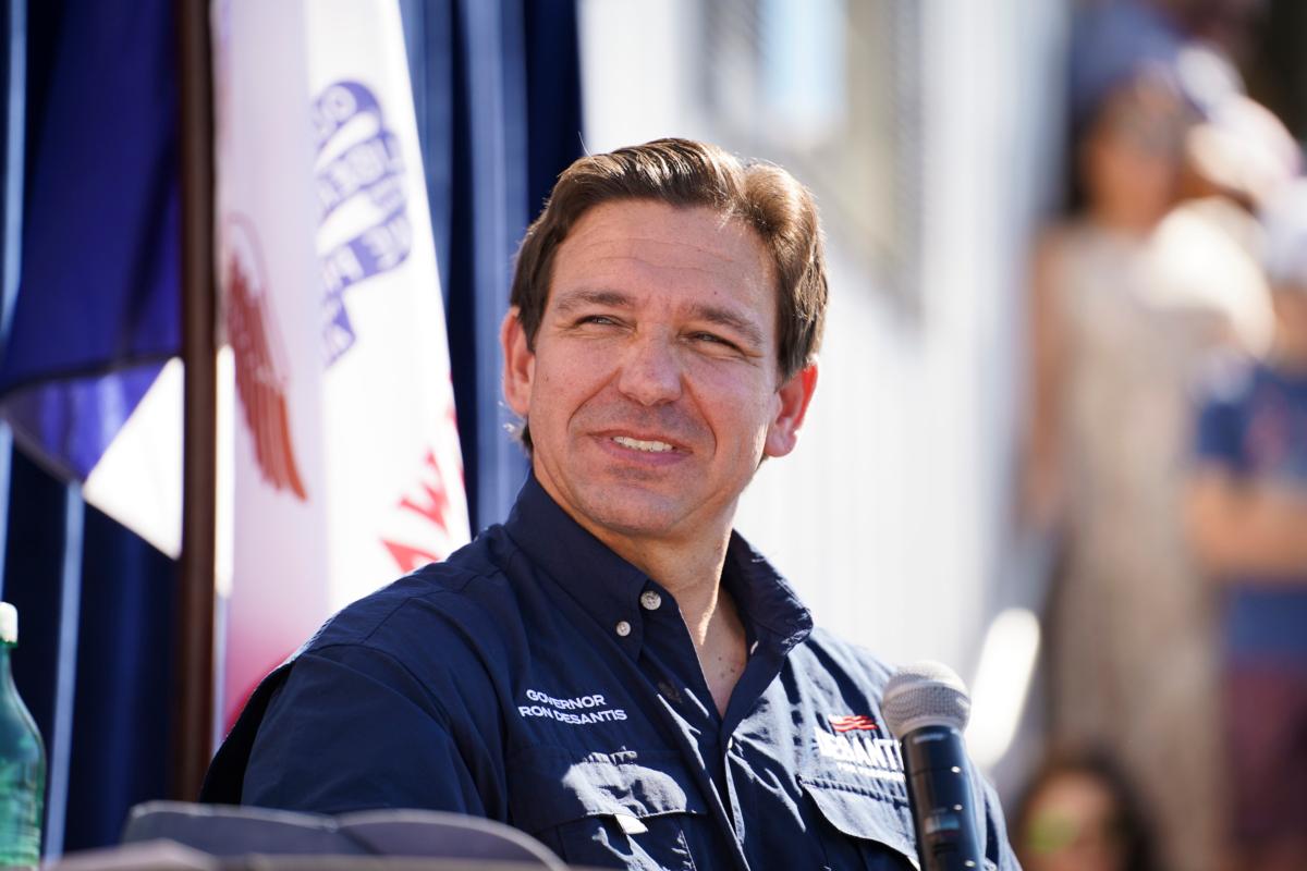 Trump Flies Into Iowa Fair to Scramble DeSantis 2024 Campaign | USNN World News Republican presidential candidate and Florida Gov. Ron DeSantis speaks at the Iowa State Fair in Des Moines, Iowa, on Aug. 12, 2023. (Madalina Vasiliu/The Epoch Times)