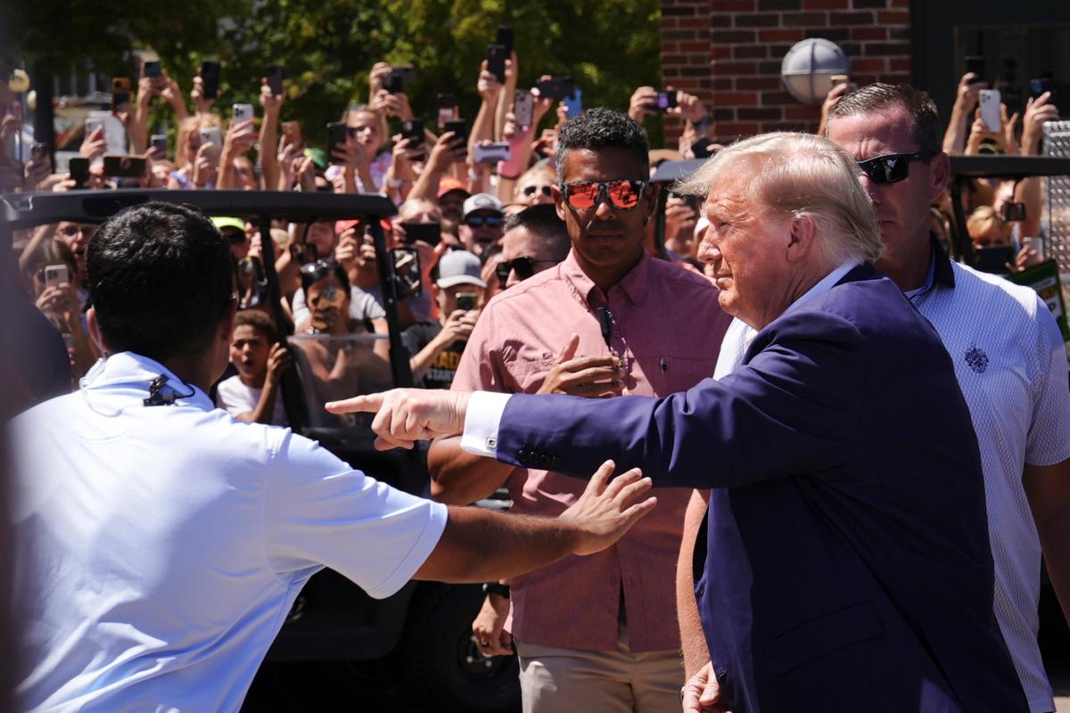 Trump Flies Into Iowa Fair to Scramble DeSantis 2024 Campaign | USNN World News Former President Donald Trump arrives at the Iowa State Fair in Des Moines, Iowa, on Aug. 12, 2023. (Madalina Vasiliu/The Epoch Times)