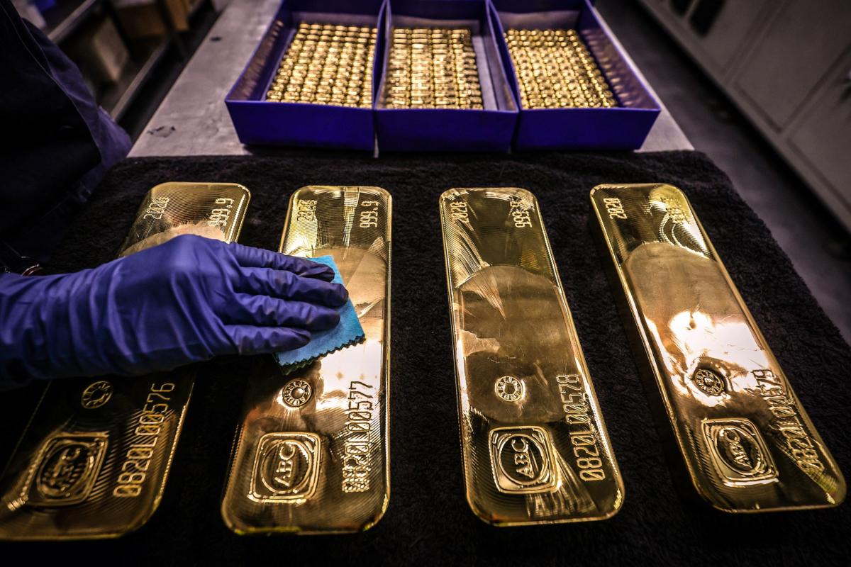 Efforts to Protect US Intensify Amid Global Shift From Dollar | USNN World News A worker polishes gold bullion bars at the ABC Refinery in Sydney on Aug. 5, 2020. Gold prices hit $2,000 an ounce on markets for the first time on Aug. 4, 2020. (David Gray/AFP via Getty Images)