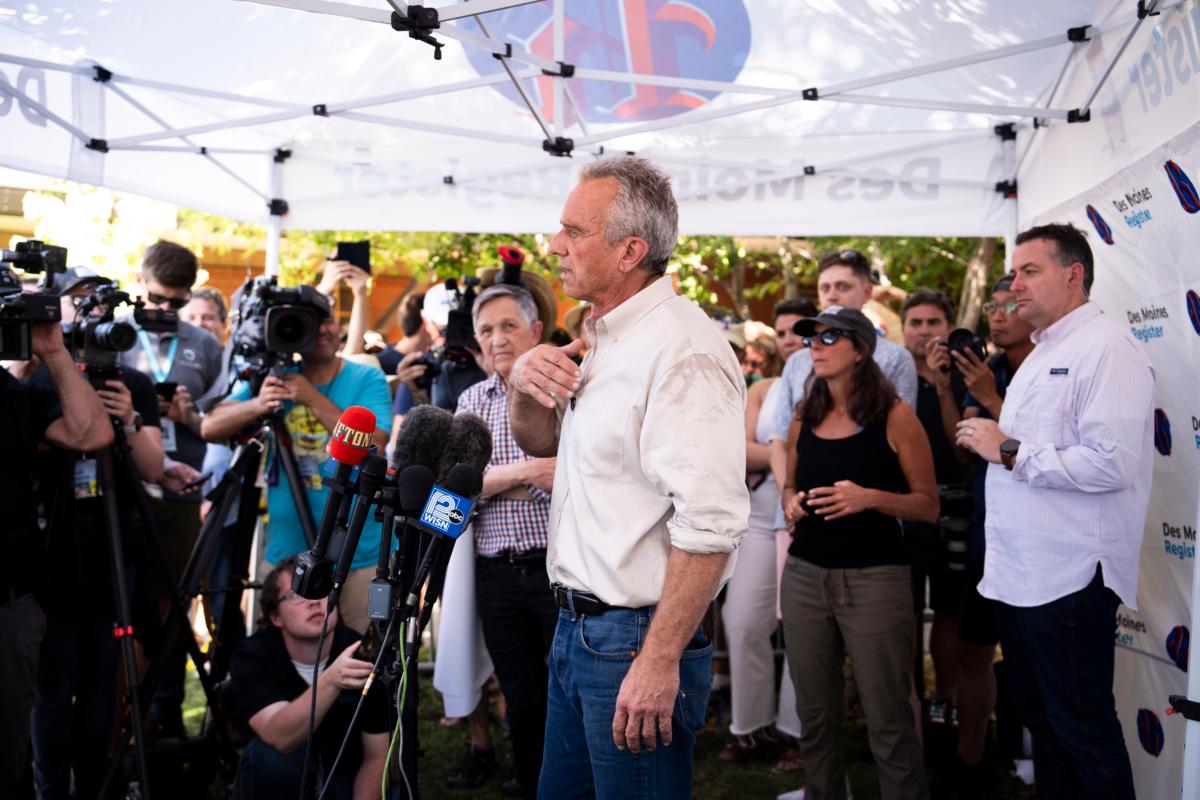 RFK Jr. Courts South Carolina Voters Ahead of February 2024 Primary | USNN World News Democratic Presidential candidate Robert F. Kennedy Jr. speaks at the Iowa State Fair in Des Moines, Iowa, on Aug. 12, 2023. (Madalina Vasiliu/The Epoch Times)