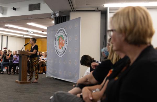 Los padres hablan en una reunión de la junta del Distrito Escolar Unificado de Orange en Orange, California, el 17 de agosto de 2023. (John Fredricks/The Epoch Times)
