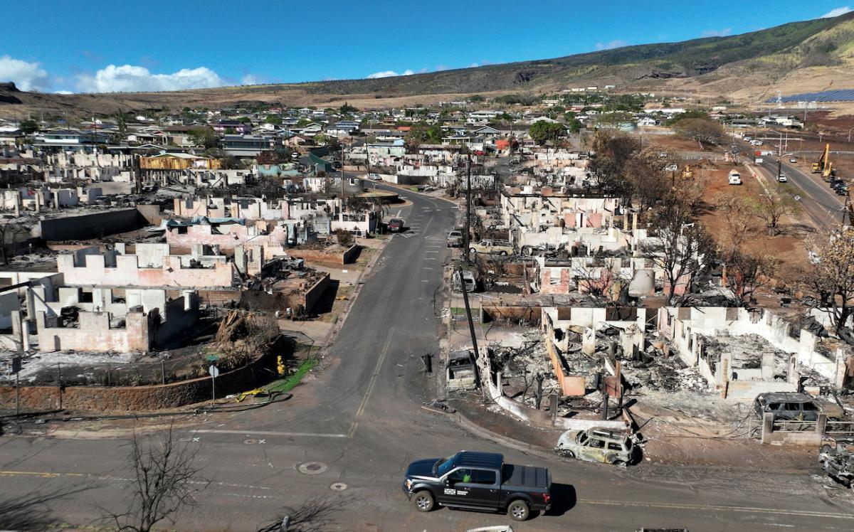 Automóviles y casas quemados en un vecindario que fue destruido por un incendio forestal en Lahaina, Hawái, el 17 de agosto de 2023. (Justin Sullivan/Getty Images)