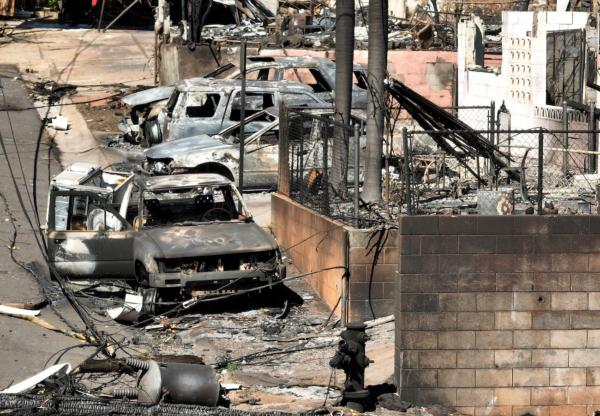 Autos y casas quemados en un vecindario destruido por un incendio forestal en Lahaina, Hawái, en una vista aérea el 17 de agosto de 2023. (Justin Sullivan/Getty Images)