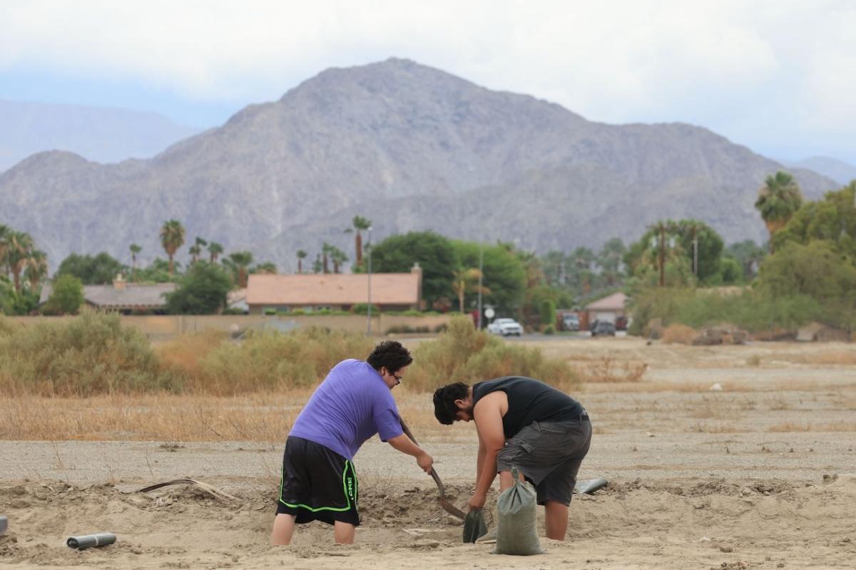 Warnings in Effect for California as Tropical Storm Hilary Makes Landfall in Mexico | USNN World News Residents shovel and fill sandbags from the desert along the side of the road as the path of Hurricane Hilary heads north toward southern California, in Indio, California, Aug. 19, 2023. (David Swanson/AFP via Getty Images)