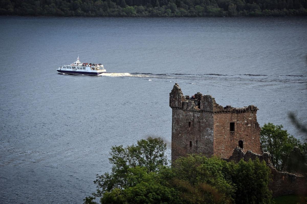 Un barco turístico pasa por el castillo de Urquhart en el lago Ness, en Drumnadrochit, Escocia, el 5 de septiembre de 2019. (Andy Buchanan/AFP/Getty Images)